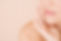 Femme avec la main sur le visage